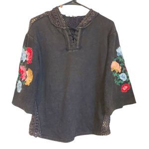 NWT Womens Gimmicks Flower Embroidered Top with 3/4 Length Sleeve. Size S